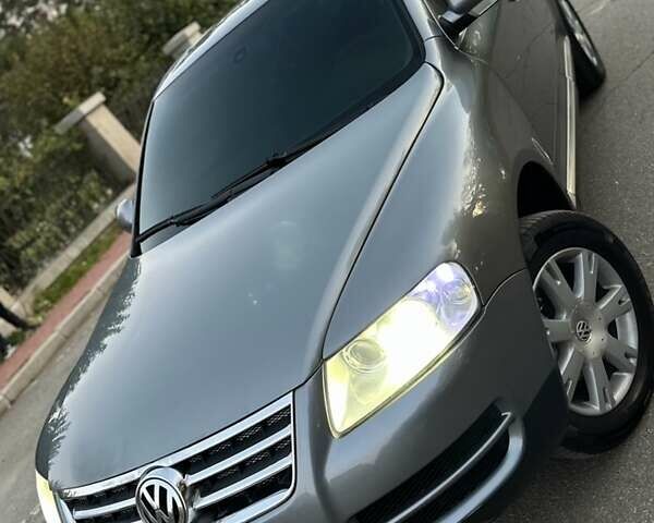 Серый Фольксваген Туарег, объемом двигателя 3 л и пробегом 220 тыс. км за 8250 $, фото 2 на Automoto.ua