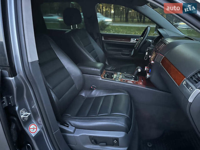 Серый Фольксваген Туарег, объемом двигателя 3 л и пробегом 220 тыс. км за 8250 $, фото 38 на Automoto.ua