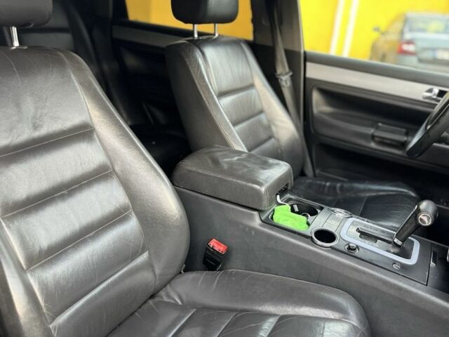 Серый Фольксваген Туарег, объемом двигателя 0 л и пробегом 200 тыс. км за 3600 $, фото 9 на Automoto.ua