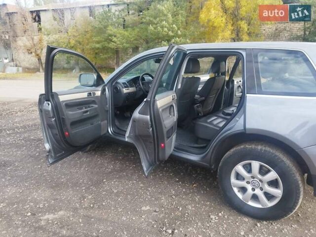 Серый Фольксваген Туарег, объемом двигателя 2.97 л и пробегом 490 тыс. км за 10350 $, фото 7 на Automoto.ua