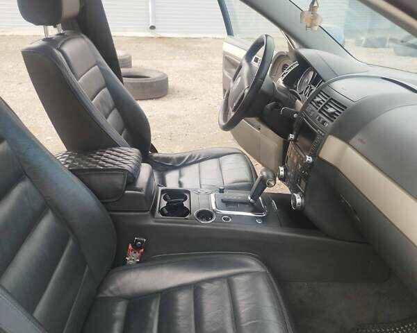 Серый Фольксваген Туарег, объемом двигателя 2.97 л и пробегом 490 тыс. км за 10350 $, фото 5 на Automoto.ua