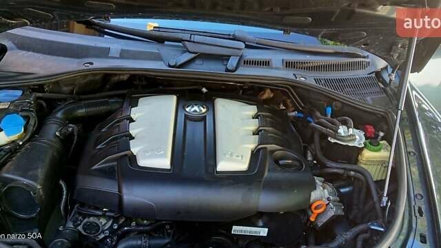 Серый Фольксваген Туарег, объемом двигателя 3 л и пробегом 304 тыс. км за 9300 $, фото 10 на Automoto.ua