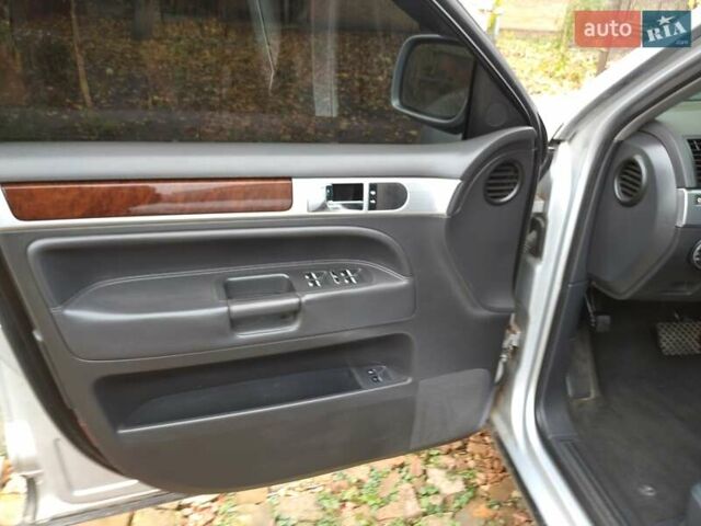 Серый Фольксваген Туарег, объемом двигателя 3.2 л и пробегом 390 тыс. км за 4300 $, фото 13 на Automoto.ua