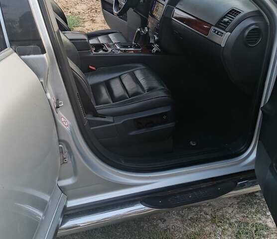 Сірий Фольксваген Туарег, об'ємом двигуна 3.19 л та пробігом 290 тис. км за 8000 $, фото 2 на Automoto.ua