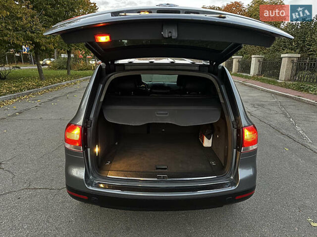 Серый Фольксваген Туарег, объемом двигателя 3 л и пробегом 220 тыс. км за 8250 $, фото 45 на Automoto.ua