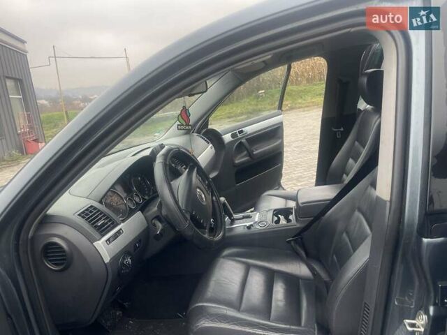 Серый Фольксваген Туарег, объемом двигателя 2.97 л и пробегом 272 тыс. км за 8700 $, фото 7 на Automoto.ua