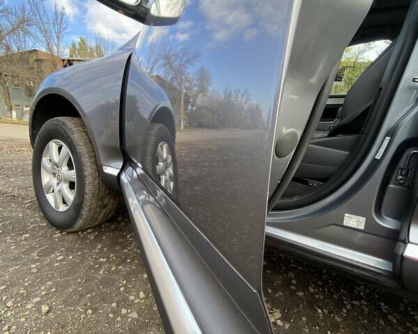 Серый Фольксваген Туарег, объемом двигателя 2.97 л и пробегом 490 тыс. км за 10350 $, фото 10 на Automoto.ua