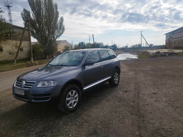 Серый Фольксваген Туарег, объемом двигателя 3 л и пробегом 450 тыс. км за 10900 $, фото 1 на Automoto.ua