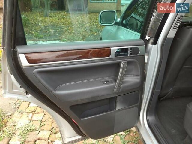 Серый Фольксваген Туарег, объемом двигателя 3.2 л и пробегом 390 тыс. км за 4300 $, фото 11 на Automoto.ua