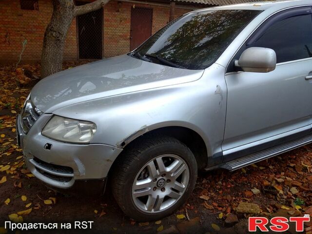 Серый Фольксваген Туарег, объемом двигателя 3.2 л и пробегом 400 тыс. км за 4900 $, фото 1 на Automoto.ua