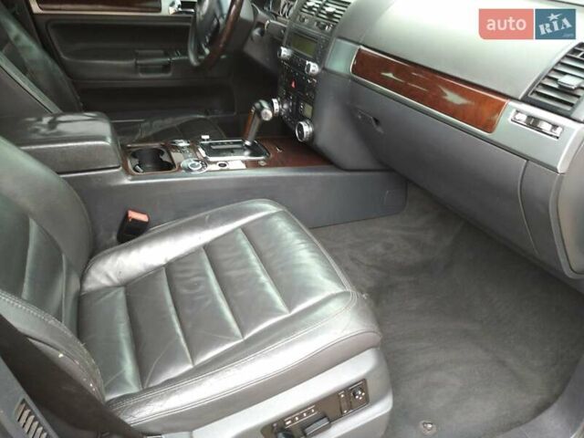 Серый Фольксваген Туарег, объемом двигателя 3.2 л и пробегом 390 тыс. км за 4300 $, фото 6 на Automoto.ua