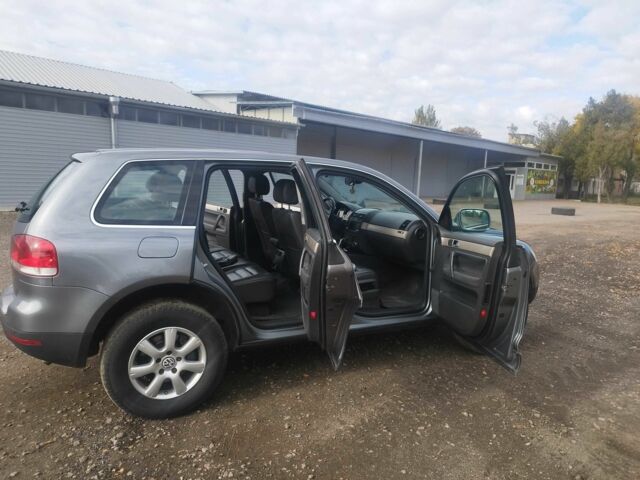 Серый Фольксваген Туарег, объемом двигателя 3 л и пробегом 450 тыс. км за 10900 $, фото 6 на Automoto.ua