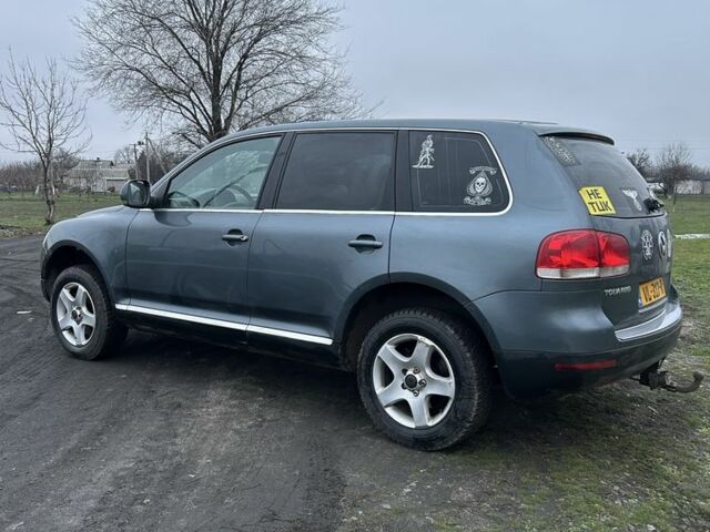 Серый Фольксваген Туарег, объемом двигателя 2.5 л и пробегом 300 тыс. км за 3999 $, фото 2 на Automoto.ua