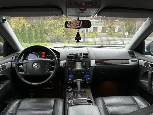 Серый Фольксваген Туарег, объемом двигателя 3 л и пробегом 370 тыс. км за 5450 $, фото 11 на Automoto.ua