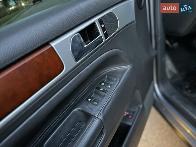 Серый Фольксваген Туарег, объемом двигателя 3 л и пробегом 220 тыс. км за 8250 $, фото 37 на Automoto.ua