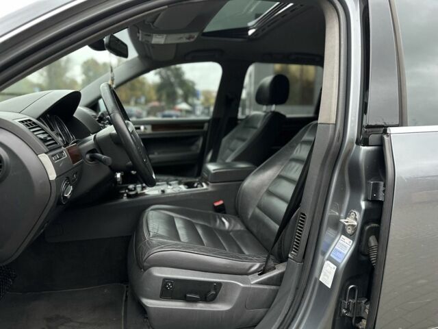 Серый Фольксваген Туарег, объемом двигателя 3 л и пробегом 370 тыс. км за 5450 $, фото 8 на Automoto.ua