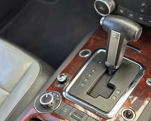 Серый Фольксваген Туарег, объемом двигателя 4.92 л и пробегом 286 тыс. км за 8700 $, фото 18 на Automoto.ua