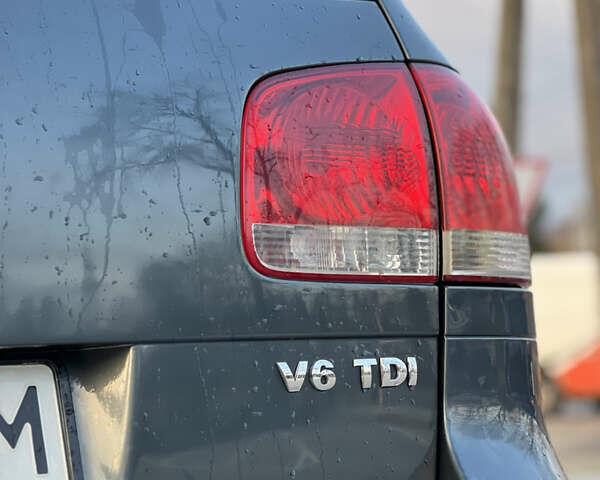 Серый Фольксваген Туарег, объемом двигателя 3 л и пробегом 428 тыс. км за 6700 $, фото 22 на Automoto.ua