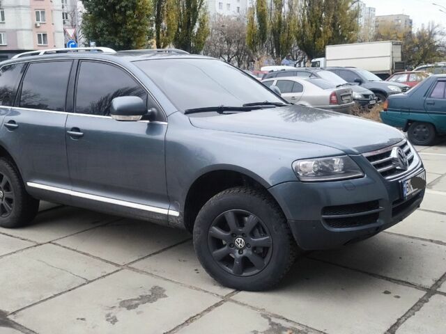 Серый Фольксваген Туарег, объемом двигателя 3 л и пробегом 320 тыс. км за 4200 $, фото 1 на Automoto.ua