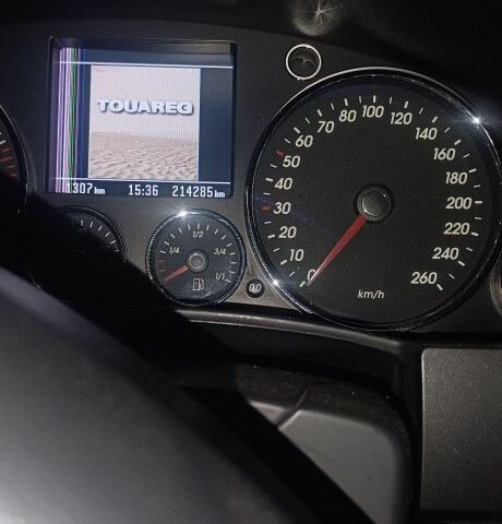 Сірий Фольксваген Туарег, об'ємом двигуна 2.5 л та пробігом 200 тис. км за 7500 $, фото 2 на Automoto.ua