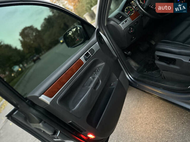 Серый Фольксваген Туарег, объемом двигателя 3 л и пробегом 220 тыс. км за 8250 $, фото 36 на Automoto.ua