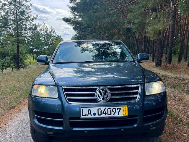 Серый Фольксваген Туарег, объемом двигателя 2.5 л и пробегом 290 тыс. км за 4000 $, фото 1 на Automoto.ua
