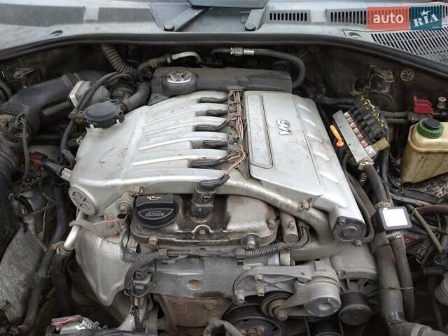 Серый Фольксваген Туарег, объемом двигателя 3.2 л и пробегом 390 тыс. км за 4300 $, фото 3 на Automoto.ua