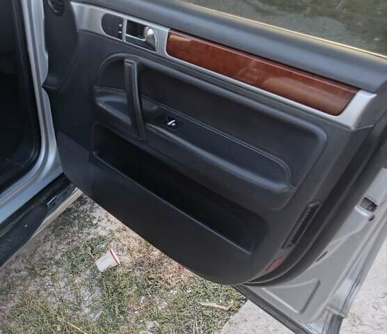 Сірий Фольксваген Туарег, об'ємом двигуна 3.19 л та пробігом 290 тис. км за 8000 $, фото 5 на Automoto.ua