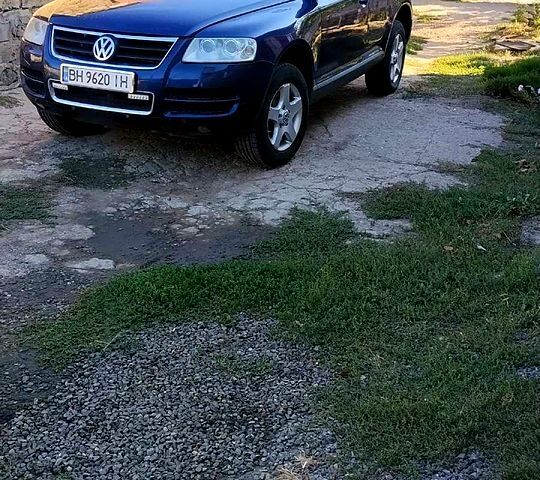 Серый Фольксваген Туарег, объемом двигателя 3 л и пробегом 200 тыс. км за 6000 $, фото 2 на Automoto.ua