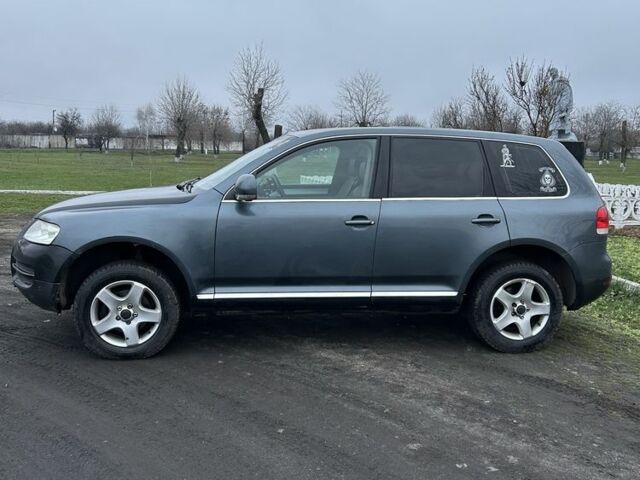 Серый Фольксваген Туарег, объемом двигателя 2.5 л и пробегом 300 тыс. км за 3999 $, фото 1 на Automoto.ua