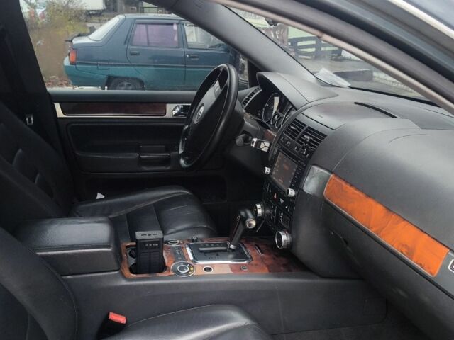 Серый Фольксваген Туарег, объемом двигателя 3 л и пробегом 320 тыс. км за 4200 $, фото 5 на Automoto.ua