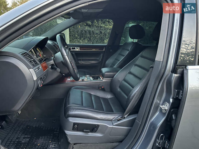 Серый Фольксваген Туарег, объемом двигателя 3 л и пробегом 220 тыс. км за 8250 $, фото 5 на Automoto.ua