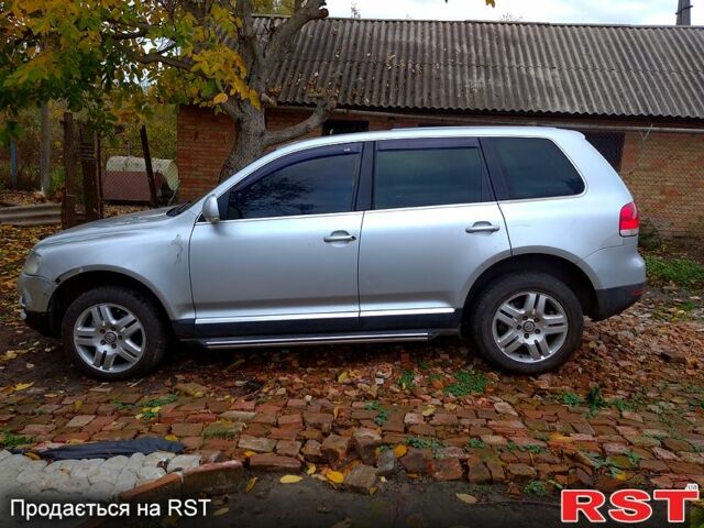 Серый Фольксваген Туарег, объемом двигателя 3.2 л и пробегом 400 тыс. км за 4900 $, фото 2 на Automoto.ua