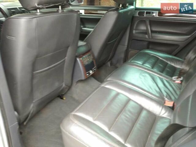 Серый Фольксваген Туарег, объемом двигателя 3.2 л и пробегом 390 тыс. км за 4300 $, фото 12 на Automoto.ua