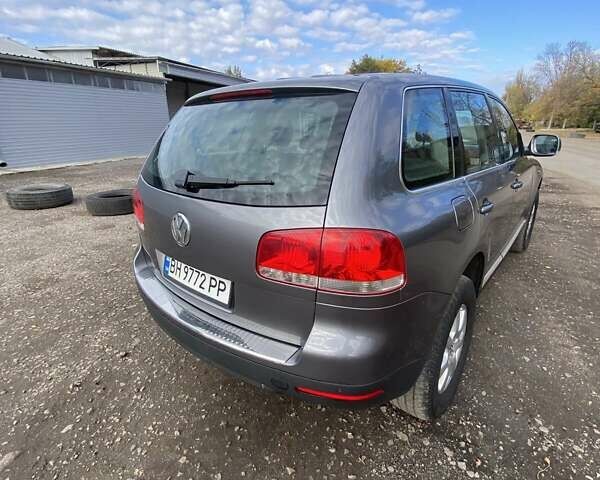 Серый Фольксваген Туарег, объемом двигателя 2.97 л и пробегом 490 тыс. км за 10350 $, фото 12 на Automoto.ua