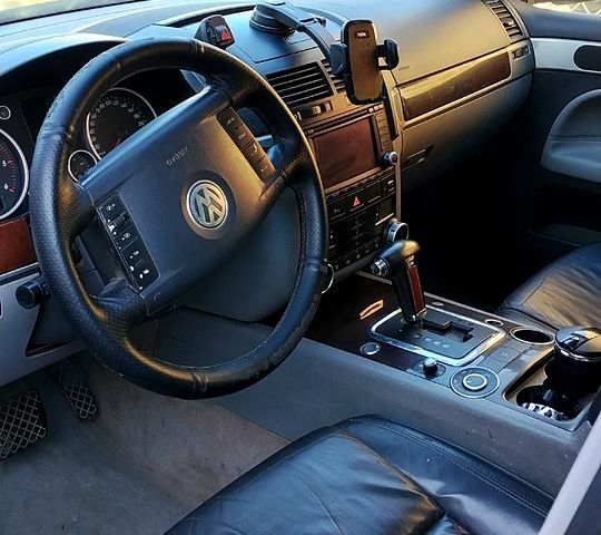 Серый Фольксваген Туарег, объемом двигателя 3 л и пробегом 200 тыс. км за 6000 $, фото 3 на Automoto.ua