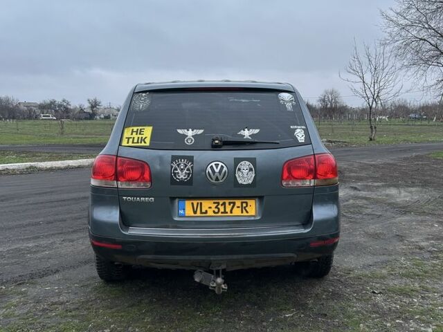 Серый Фольксваген Туарег, объемом двигателя 2.5 л и пробегом 300 тыс. км за 3999 $, фото 3 на Automoto.ua