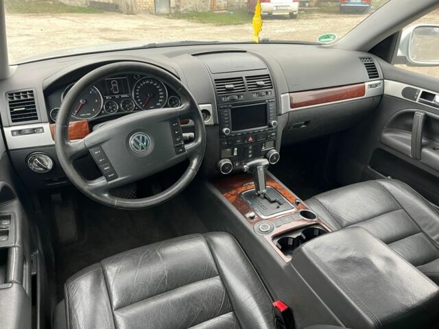 Серый Фольксваген Туарег, объемом двигателя 3 л и пробегом 340 тыс. км за 5500 $, фото 7 на Automoto.ua