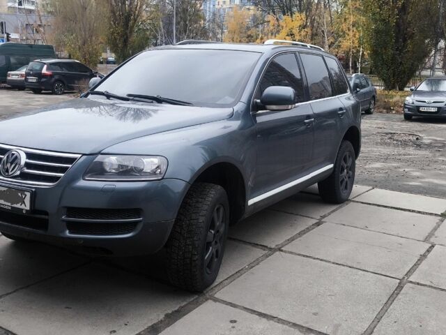 Серый Фольксваген Туарег, объемом двигателя 3 л и пробегом 320 тыс. км за 4200 $, фото 2 на Automoto.ua
