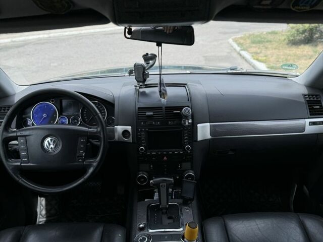 Серый Фольксваген Туарег, объемом двигателя 3 л и пробегом 502 тыс. км за 4000 $, фото 2 на Automoto.ua