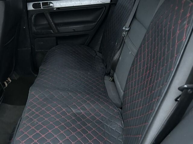 Серый Фольксваген Туарег, объемом двигателя 2.5 л и пробегом 300 тыс. км за 3999 $, фото 6 на Automoto.ua