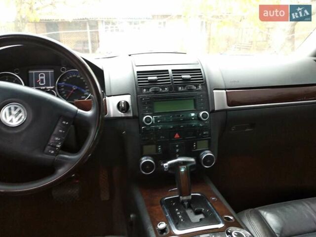 Серый Фольксваген Туарег, объемом двигателя 3.2 л и пробегом 390 тыс. км за 4300 $, фото 10 на Automoto.ua