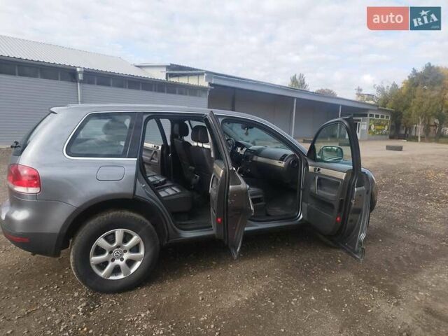 Серый Фольксваген Туарег, объемом двигателя 2.97 л и пробегом 490 тыс. км за 10350 $, фото 6 на Automoto.ua