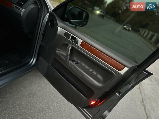 Серый Фольксваген Туарег, объемом двигателя 3 л и пробегом 220 тыс. км за 8250 $, фото 48 на Automoto.ua