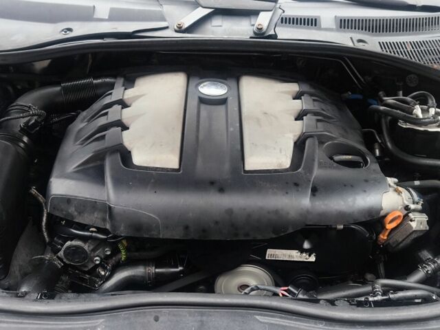 Серый Фольксваген Туарег, объемом двигателя 3 л и пробегом 320 тыс. км за 4200 $, фото 7 на Automoto.ua