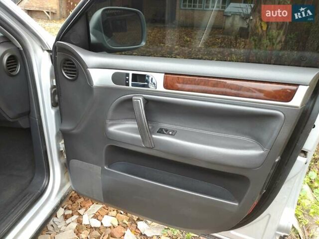 Серый Фольксваген Туарег, объемом двигателя 3.2 л и пробегом 390 тыс. км за 4300 $, фото 7 на Automoto.ua