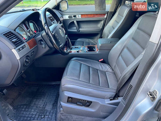 Серый Фольксваген Туарег, объемом двигателя 2.97 л и пробегом 188 тыс. км за 8900 $, фото 19 на Automoto.ua