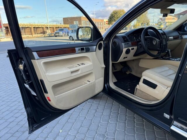 Сірий Фольксваген Туарег, об'ємом двигуна 3 л та пробігом 300 тис. км за 6900 $, фото 16 на Automoto.ua