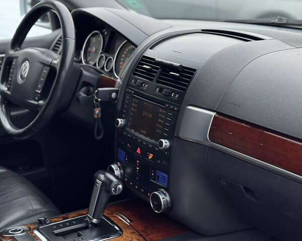 Серый Фольксваген Туарег, объемом двигателя 3 л и пробегом 295 тыс. км за 9700 $, фото 19 на Automoto.ua