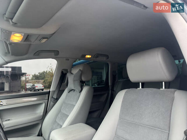 Сірий Фольксваген Туарег, об'ємом двигуна 2.97 л та пробігом 292 тис. км за 10900 $, фото 21 на Automoto.ua